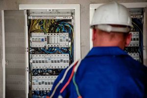 ¿Qué funciones hace un profesional electricista?