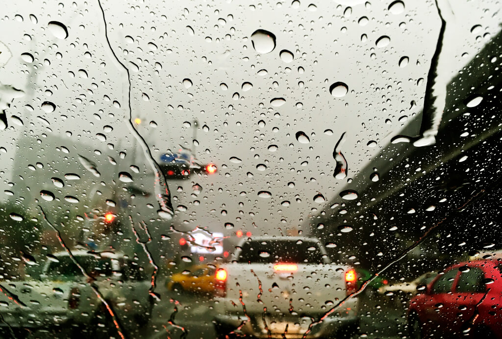 Conduce con seguridad bajo la lluvia